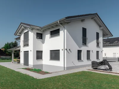Modernes Zweifamilienhaus in Massivbauweise – Energieeffizient und Nachhaltig